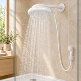 Ducha eléctrica blanca instalada en baño con manguera y mini ducha