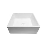 Lavamanos cuadrado blanco de sobreponer instalado en ambiente de baño