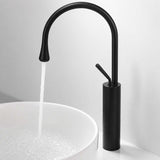 Grifería Monocontrol Akira Negra Mate Cuerpo Alto 46 cm Giratoria 360° para Lavamanos Metálica