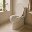 Asiento Sanitario Alargado Beige Hueso instalado en un ambiente moderno y bien iluminado
