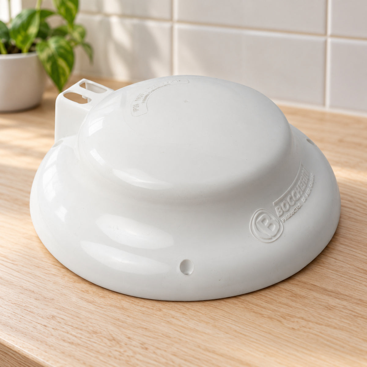 Tapa Blanca para Ducha Maxi Zent 220 V, repuesto completo sobre mesón de madera en un baño, sin instalar