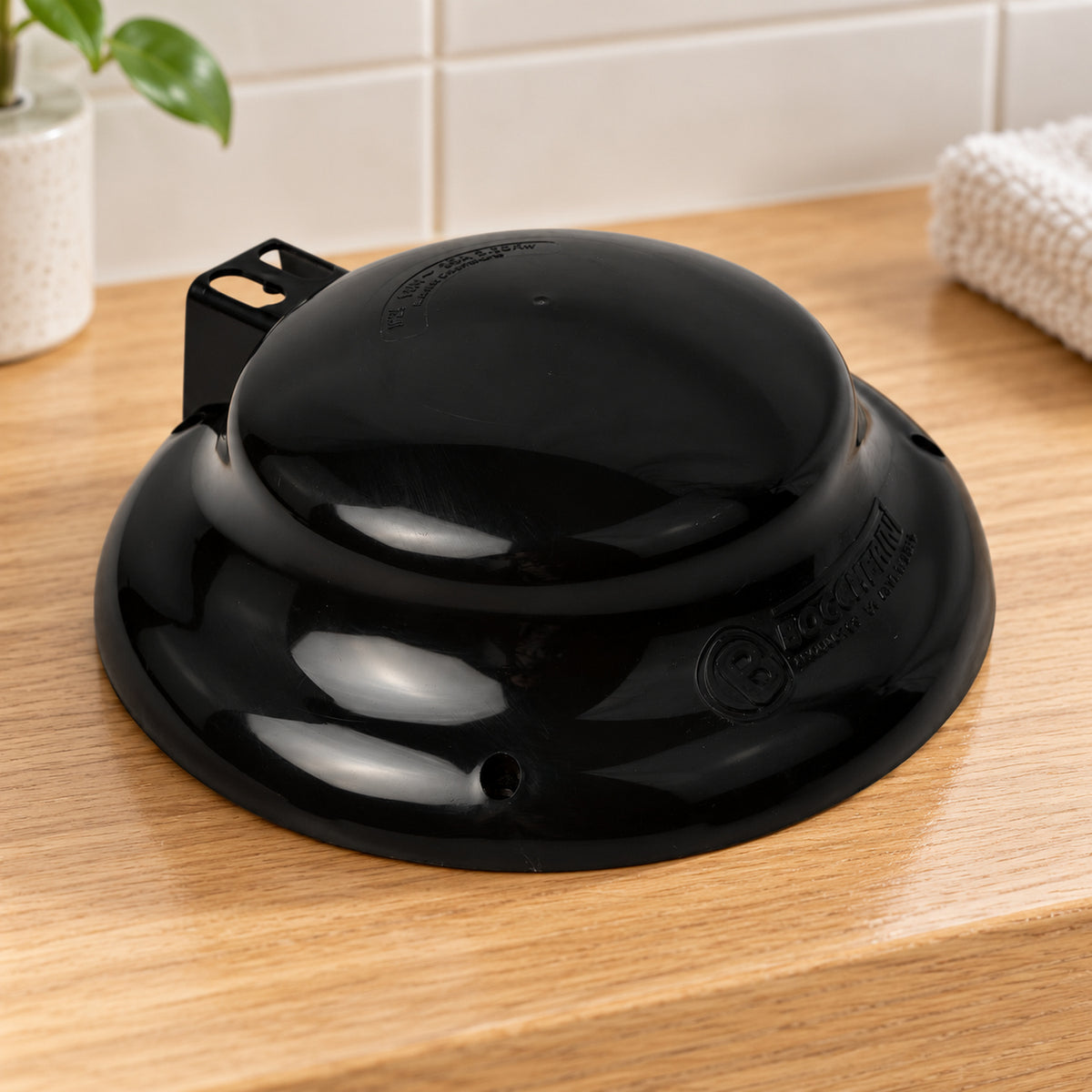 Tapa Negra para Ducha Maxi Zent 110 V, repuesto completo sobre mesón de madera en un baño, sin instalar