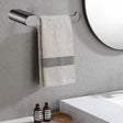Toallero de mano Kassel gunmetal instalado junto al lavamanos