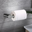 Portarrollos Kassel gunmetal instalado en baño de pared gris