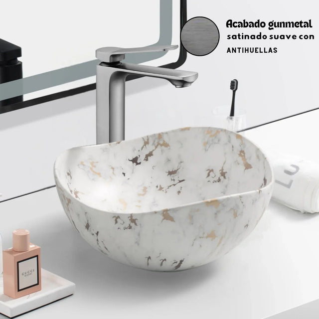 Grifería monocontrol alta Kassel gunmetal instalada con lavamanos de sobreponer