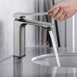 Grifería monocontrol para lavamanos Kassel gunmetal instalada en baño moderno