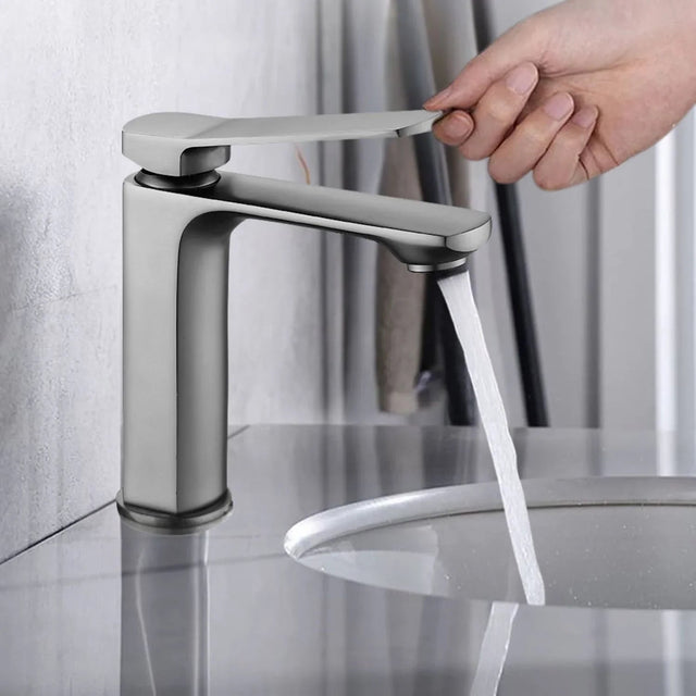 Grifería monocontrol para lavamanos Kassel gunmetal instalada en baño moderno