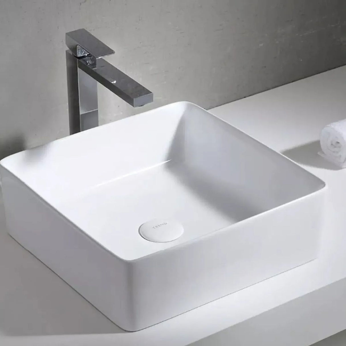 Lavamanos blanco cuadrado en porcelana para instalación sobre mesón, detalle del diseño