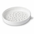 Regadera blanca de ducha sobre fondo blanco