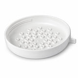 Regadera blanca de ducha sobre fondo blanco