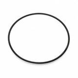 Empaque circular negro de regadera sobre fondo blanco