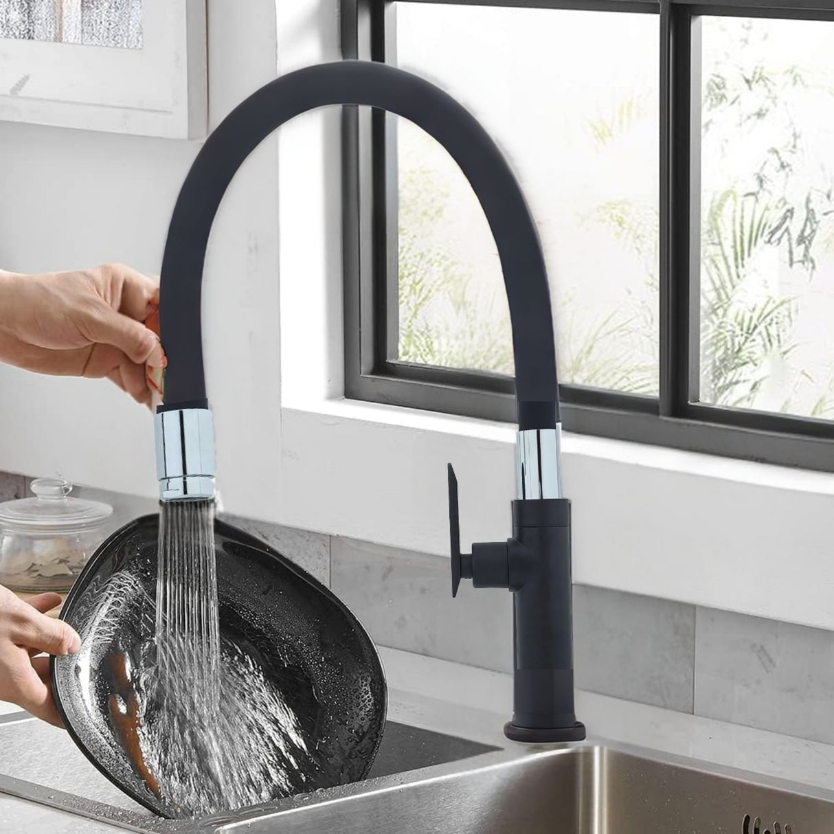 Llave Lavaplatos de Agua Fría con Cuello Flexible Dirigible - Negro Mate y Cromo