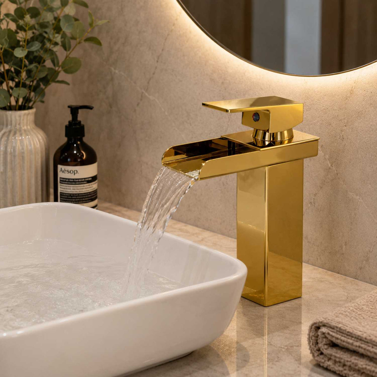 Grifería Lavamanos Baja Cascada Oro Brillante Monocontrol 16 cm con Mezclador Agua Fría y Calient