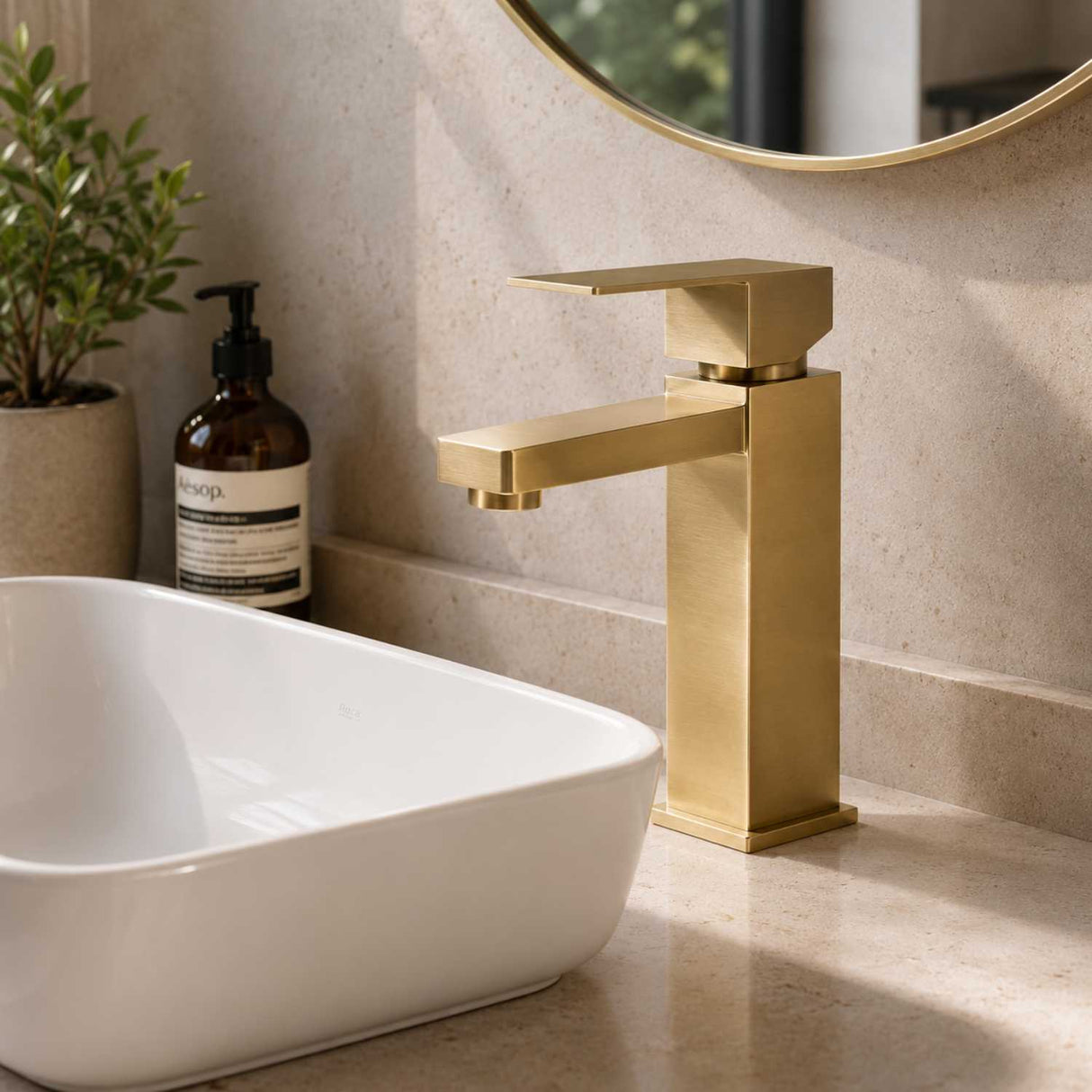 Grifería Lavamanos Baja Monocontrol Cuadrada Oro Cepillado 17 cm Alto x 10 cm Alcance Diseño Moderno Premium