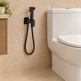 Teleducha negra con registro instalada junto a un sanitario