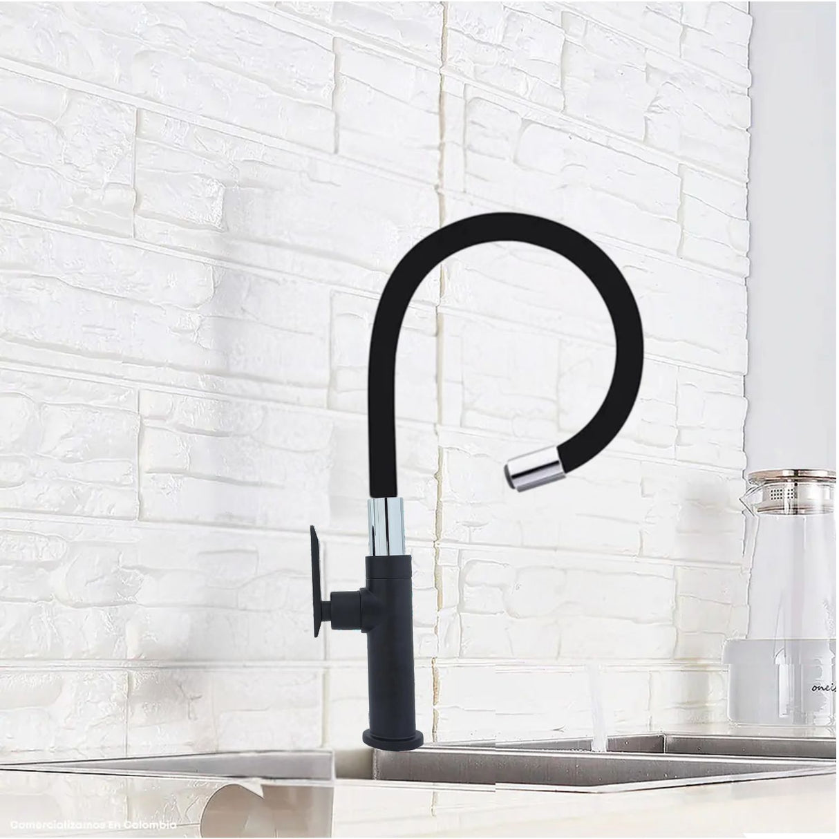 Llave Lavaplatos de Agua Fría con Cuello Flexible Dirigible - Negro Mate y Cromo