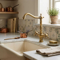 Grifería Monoblock Vintage Metálica de Lujo | Cuello Giratorio 360° para Cocina o Baño