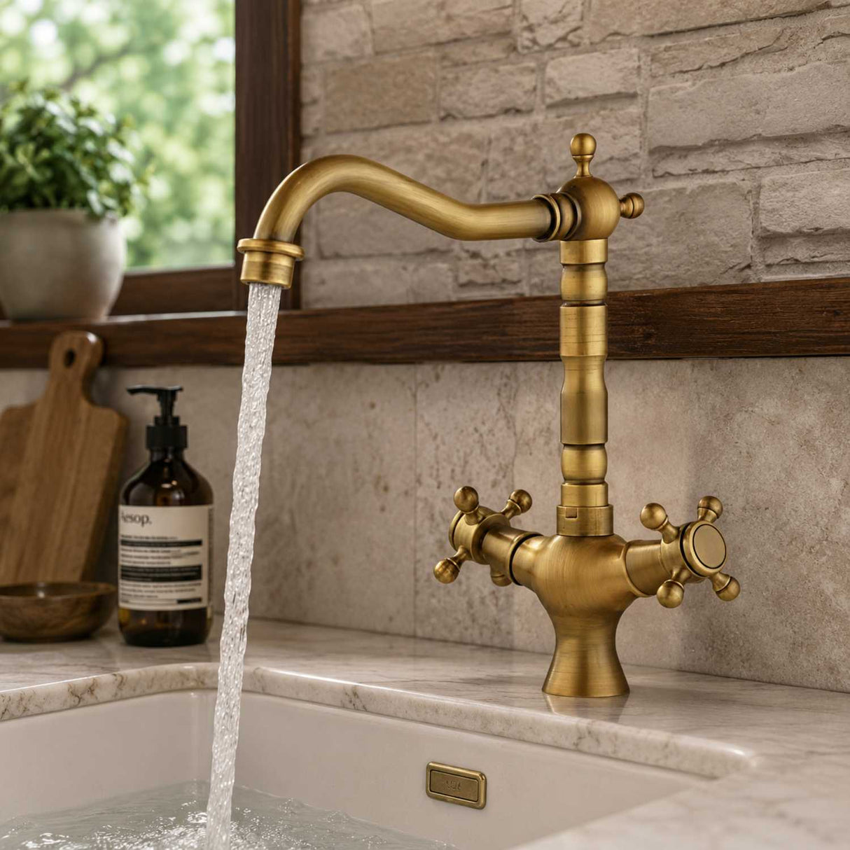 Grifería Monoblock Vintage Metálica de Lujo | Cuello Giratorio 360° para Cocina o Baño