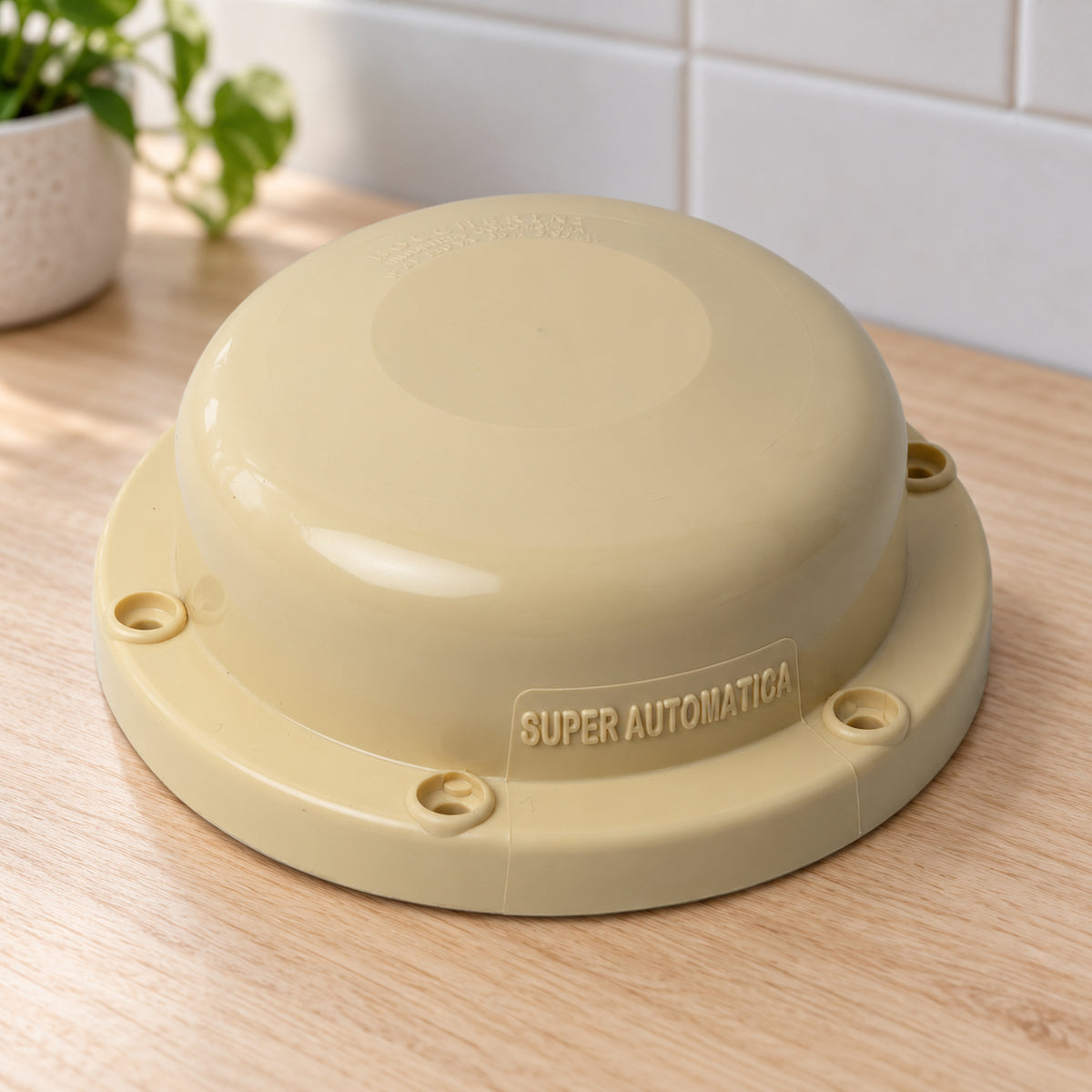 Tapa Victory Beige Para Ducha 110 V, repuesto completo sobre mesón de madera en un baño, sin instalar