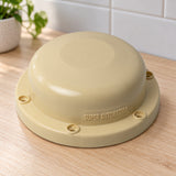 Tapa Victory Beige Para Ducha 110 V, repuesto completo sobre mesón de madera en un baño, sin instalar