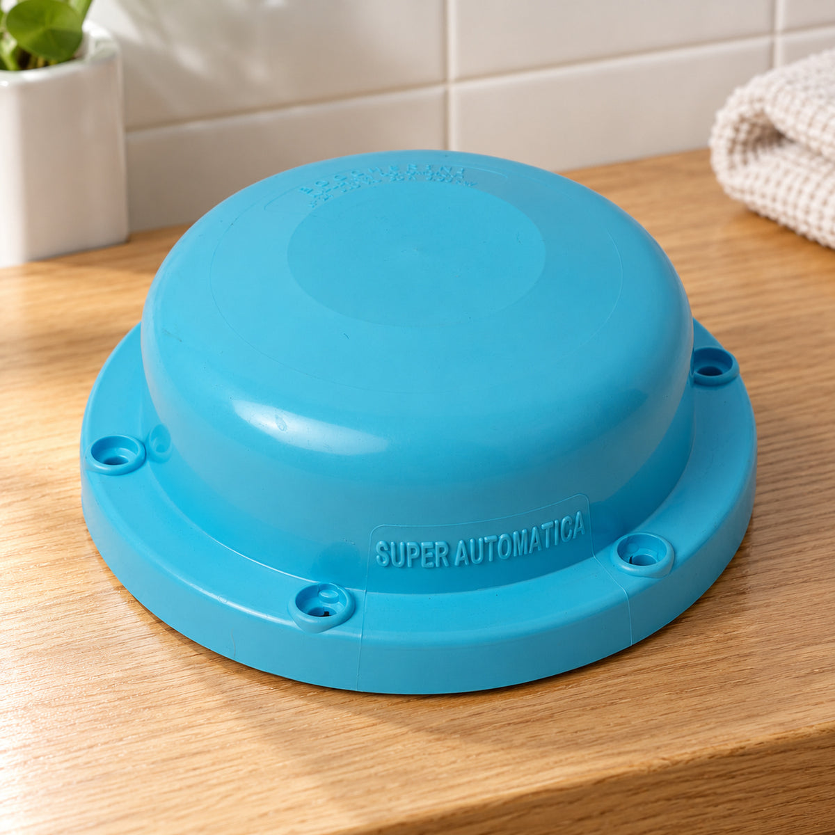 Tapa Victory Azul Para Ducha 110 V, repuesto completo sobre mesón de madera en un baño, sin instalar