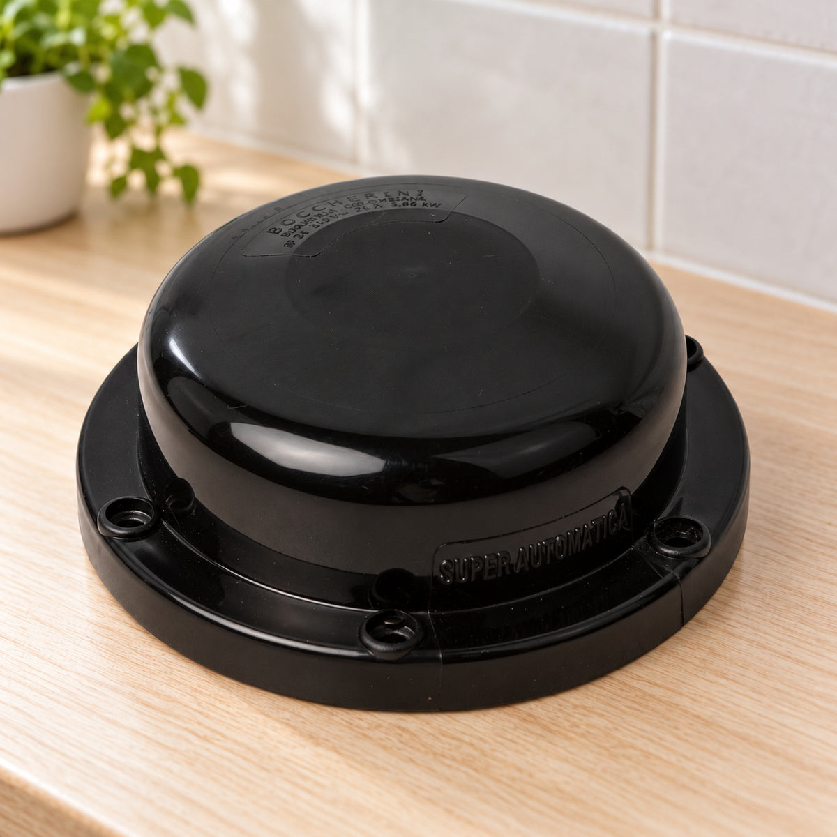 Tapa negra de repuesto para ducha Victory sobre mesón de madera, sin instalar