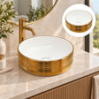 Lavamanos Fiorent Blanco Con Exterior Dorado 39 X 39 X 13 Cm en ambiente de baño, vista amplia