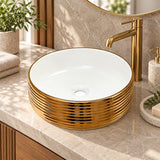 Lavamanos Fiorent Blanco Con Exterior Dorado 39 X 39 X 13 Cm en ambiente de baño, vista cercana