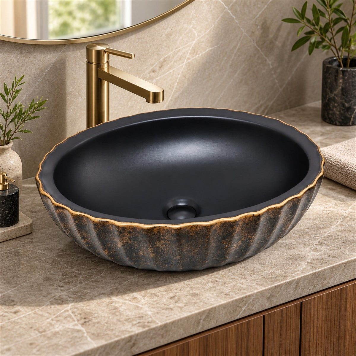 Lavamanos Atenas Negro Con Borde Dorado 47 X 32 X 13 Cm en ambiente de baño, vista cercana