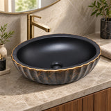 Lavamanos Atenas Negro Con Borde Dorado 47 X 32 X 13 Cm en ambiente de baño, vista cercana