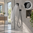 Baño contemporáneo con teleducha negra y manguera