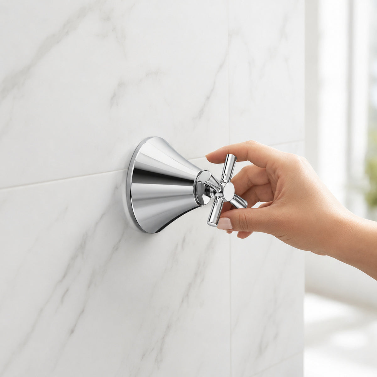 Registro de ducha cromado Buga instalado en baño blanco de lujo