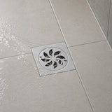 Rejilla de piso antiolor instalada en ducha