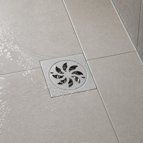 Rejilla de piso antiolor instalada en ducha