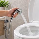Ducha bidet cromada sostenida por una mano durante prueba de agua
