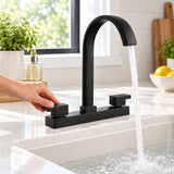 Mezclador negro de 8 pulgadas en uso con agua
