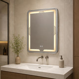 Espejo LED rectangular instalado en baño moderno con luz cálida