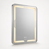 Espejo LED rectangular con marco de aluminio satinado sobre fondo claro
