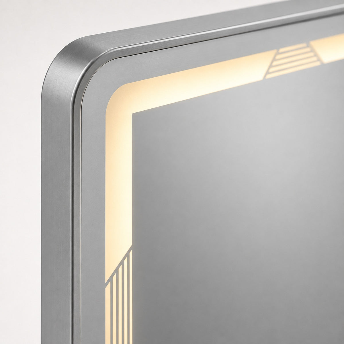 Detalle del marco de aluminio satinado y la iluminación LED integrada del espejo
