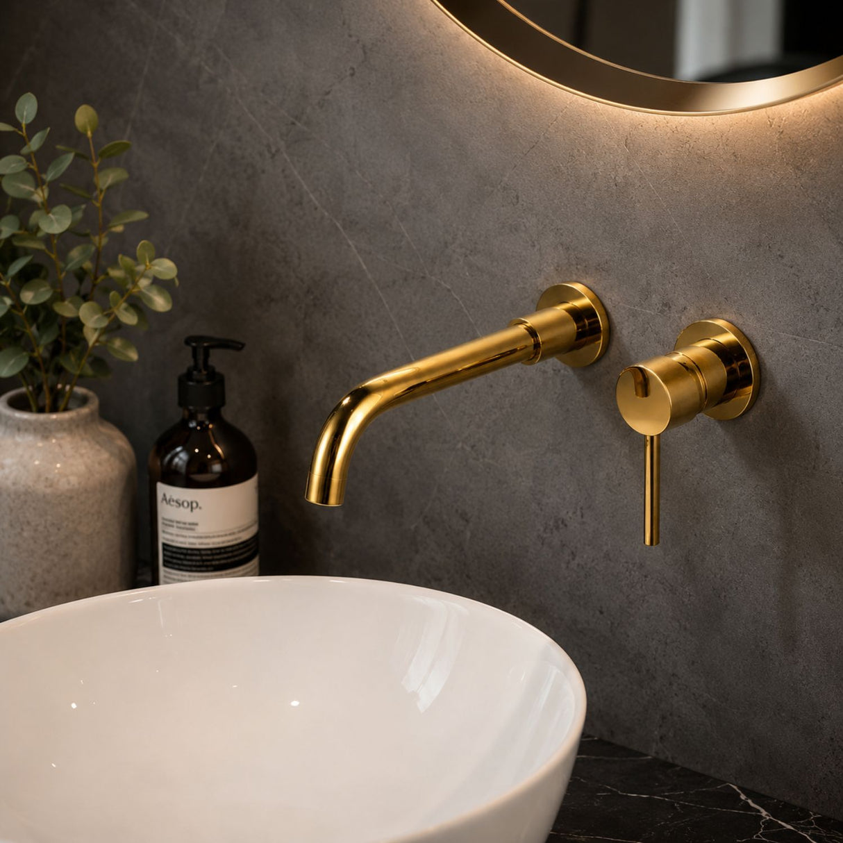 Grifería Lavamanos de Pared Oro Vintage | Monocontrol Elegante para Baño Moderno