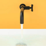 Llave Lavamanos Pared Negra Mate 22 cm | Grifería Moderna para Baño Elegante