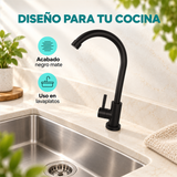 Detalle comercial de llave negra mate para lavaplatos