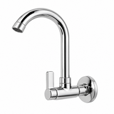 Llave cromada de pared para lavaplatos sobre fondo blanco