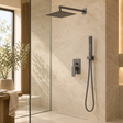 Kit de ducha gris instalado en baño cálido