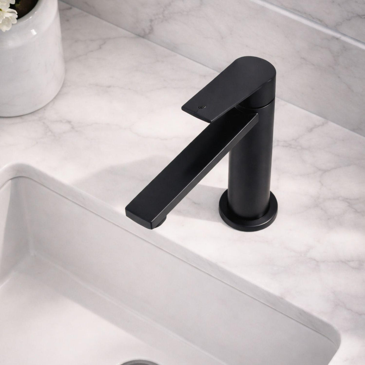 Llave Lavamanos Baja Lincon Negro