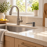 Dispensador gris instalado en cocina con vista amplia