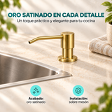 Dispensador de jabón oro satinado instalado sobre mesón, detalle de acabado e instalación