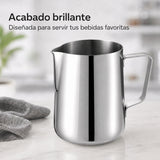 Detalle de jarra en acero inoxidable con acabado brillante