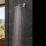 Acercamiento de la regadera cuadrada cromada con agua natural
