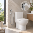 Baño contemporáneo con ducha bidet cromada